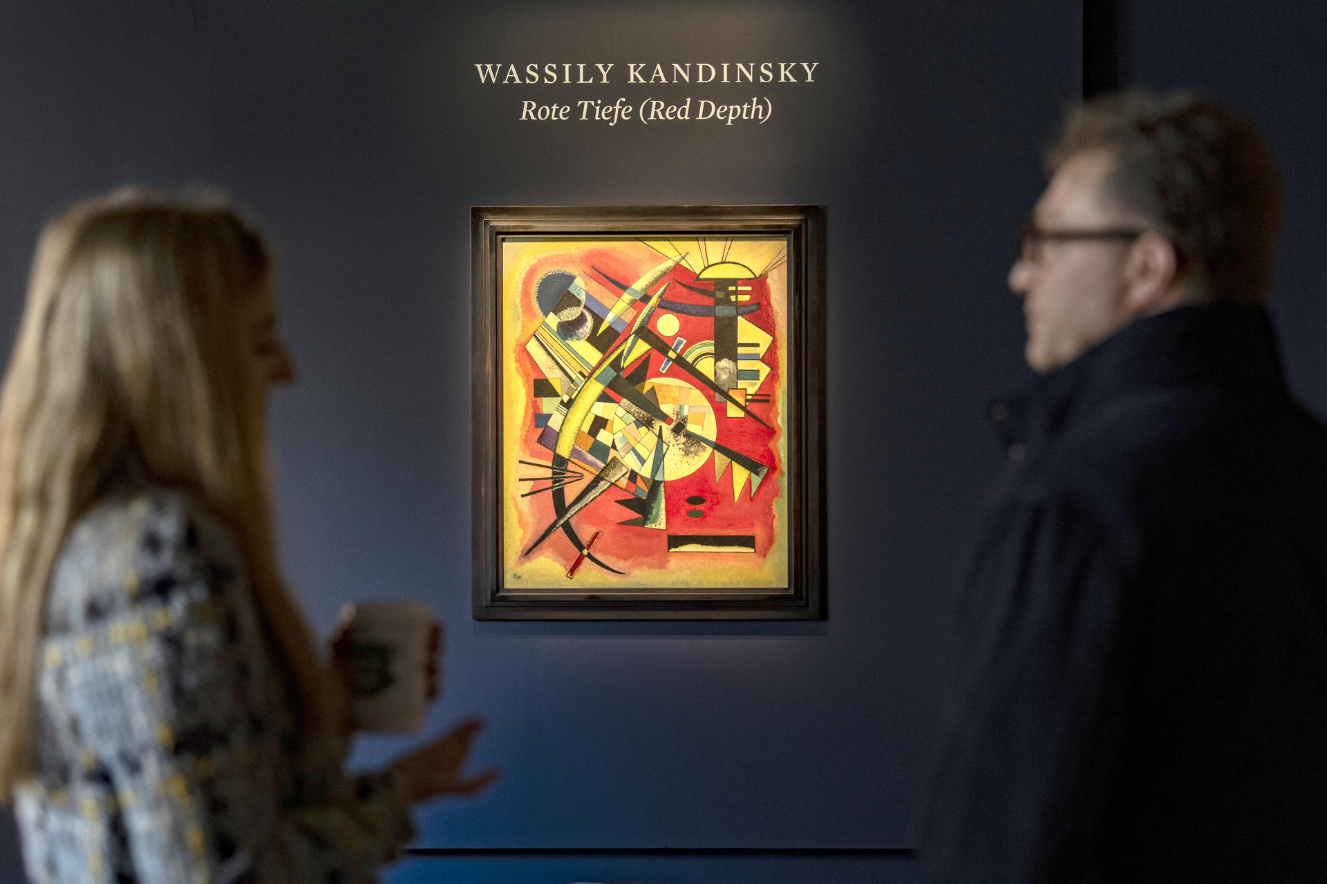 Fotografía de la obra del artista Wassily Kandinsky 'Rote Tiefe' durante la exhibición a la prensa este viernes, de las piezas que subastará la casa Sotheby's en Nueva York (EE.UU.). EFE/Ángel Colmenares