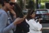 Personas salen a la calle al escuchar una alerta sísmica este lunes, en Ciudad de México (México). EFE/ Isaac Esquivel
