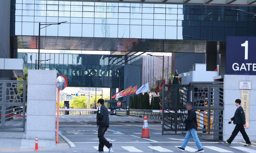 Incheon (Corea del Sur), 1 de mayo de 2026.- Una de las puertas de la planta de Samsung Biologics, la división biotecnológica del Grupo Samsung, se observa en Incheon, Corea del Sur, el 1 de mayo de 2026, tras el inicio de una huelga de cinco días por parte de trabajadores sindicalizados para exigir mejores salarios y una mayor remuneración basada en el desempeño.
EFE/EPA/YONHAP SOUTH KOREA OUT