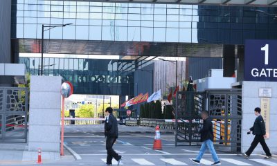 Incheon (Corea del Sur), 1 de mayo de 2026.- Una de las puertas de la planta de Samsung Biologics, la división biotecnológica del Grupo Samsung, se observa en Incheon, Corea del Sur, el 1 de mayo de 2026, tras el inicio de una huelga de cinco días por parte de trabajadores sindicalizados para exigir mejores salarios y una mayor remuneración basada en el desempeño.
EFE/EPA/YONHAP SOUTH KOREA OUT