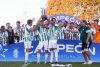 Jugadores de Racing celebraron este domingo ante sus hinchas la conquista anticipada del Torneo de Apertura uruguayo en el estadio Parque Osvaldo Roberto de Montevideo. EFE/ STR
