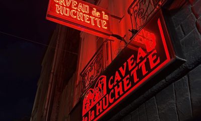 A escasos pasos de la Catedral de Notre-Dame, París atesora un patrimonio de valor histórico incalculable, una madriguera de cuerdas, teclas y vientos metales que, como una catacumba del 'jazz', ha animado el subsuelo parisino durante 80 años: el 'Caveau de la Huchette'. El icónico local subterráneo, cuyas paredes guardan más de cuatro siglos de historia, es el local de 'jazz' más antiguo de Europa aún en activo y, según afirmó a EFE su dueño, Didier Dorise, es además el único en todo el continente en contar con una pista de baile.-EFE/ Pol Lloberas Cardona