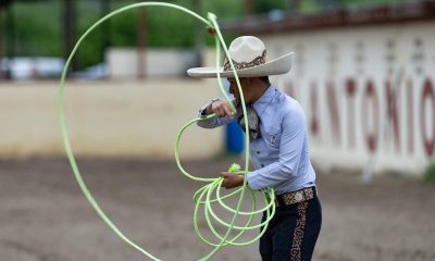 Fotografía del 19 de abril de 2026 que muestra a un charro en una práctica con una cuerda durante una jornada del 'Viva Fiesta' en San Antonio, Texas (EE.UU.). EFE/ Carlos Ramírez