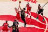 Jakob Poeltl (c-i), de los Raptors, disputa el balón con Jarrett Allen (c-d), de los Cavaliers, en un partido de la fase eliminatoria de la NBA entre Toronto Raptors y Cleveland Cavaliers en el Scotiabank Arena de Toronto (Canadá). EFE/Julio César Rivas
