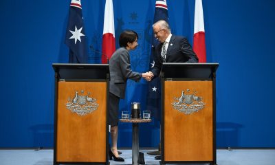 CAMBERRA (Australia), 04/05/2026.- El primer ministro australiano, Anthony Albanese (derecha), y la primera ministra japonesa, Sanae Takaichi (izquierda), se dan la mano durante una rueda de prensa conjunta en el Parlamento en Camberra. EFE/EPA/LUKAS COCH AUSTRALIA AND NEW ZEALAND OUT
