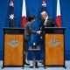 CAMBERRA (Australia), 04/05/2026.- El primer ministro australiano, Anthony Albanese (derecha), y la primera ministra japonesa, Sanae Takaichi (izquierda), se dan la mano durante una rueda de prensa conjunta en el Parlamento en Camberra. EFE/EPA/LUKAS COCH AUSTRALIA AND NEW ZEALAND OUT