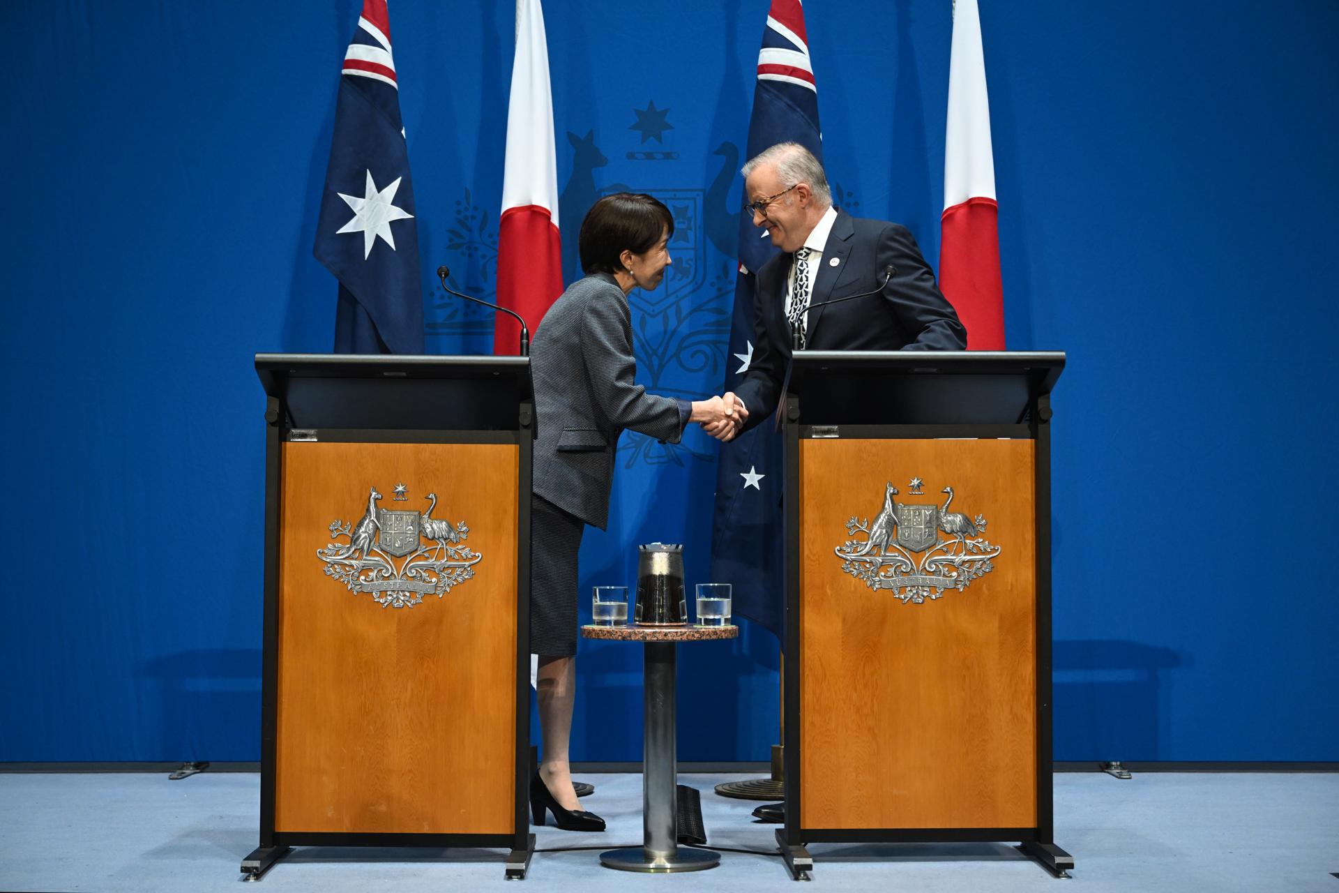 CAMBERRA (Australia), 04/05/2026.- El primer ministro australiano, Anthony Albanese (derecha), y la primera ministra japonesa, Sanae Takaichi (izquierda), se dan la mano durante una rueda de prensa conjunta en el Parlamento en Camberra. EFE/EPA/LUKAS COCH AUSTRALIA AND NEW ZEALAND OUT