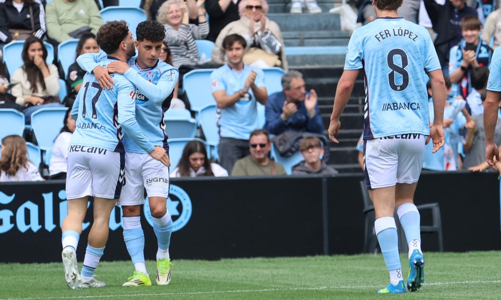 El delantero del Celta de Vigo Hugo Álvarez (2i) celebra con su compañero Javi Rueda (i) tras marcarle el 1-0 al Elche durante el partido de LaLiga disputado este domingo en el Estadio Abanca-Balaídos de Vigo. EFE/ Salvador Sas