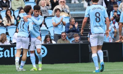 El delantero del Celta de Vigo Hugo Álvarez (2i) celebra con su compañero Javi Rueda (i) tras marcarle el 1-0 al Elche durante el partido de LaLiga disputado este domingo en el Estadio Abanca-Balaídos de Vigo. EFE/ Salvador Sas