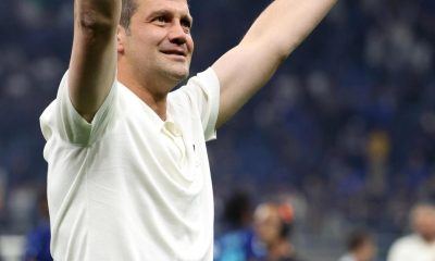 El rumano Cristian Chivu, entrenador del Inter Milan, saluda a la afición tras conquistar el título de la Serie A italiana. EFE/EPA/MATTEO BAZZI