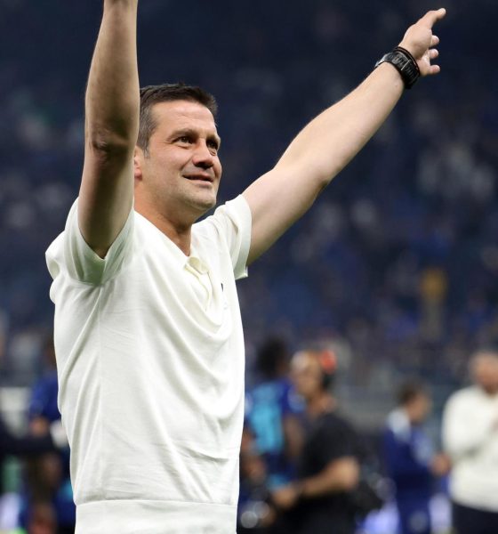 El rumano Cristian Chivu, entrenador del Inter Milan, saluda a la afición tras conquistar el título de la Serie A italiana. EFE/EPA/MATTEO BAZZI
