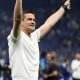 El rumano Cristian Chivu, entrenador del Inter Milan, saluda a la afición tras conquistar el título de la Serie A italiana. EFE/EPA/MATTEO BAZZI