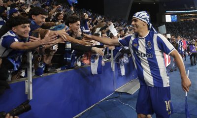 El centrocampista español Gabri Veiga celebra con los seguidores del FC Porto en el Estadio do Dragão la consecución del título liguero, logrado tras vencer a Alverca este sábado por 1-0. EFE/EPA/MANUEL FERNANDO ARAUJO