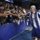 El centrocampista español Gabri Veiga celebra con los seguidores del FC Porto en el Estadio do Dragão la consecución del título liguero, logrado tras vencer a Alverca este sábado por 1-0. EFE/EPA/MANUEL FERNANDO ARAUJO