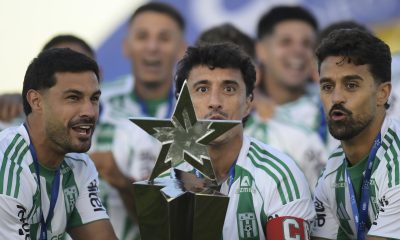 Jugadores de Racing celebraron este domingo ante sus hinchas la conquista anticipada del Torneo de Apertura uruguayo en el estadio Parque Osvaldo Roberto de Montevideo. EFE/ STR