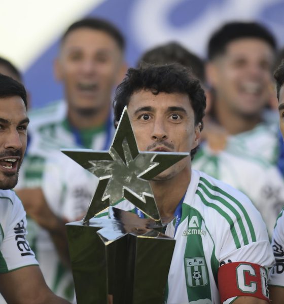 Jugadores de Racing celebraron este domingo ante sus hinchas la conquista anticipada del Torneo de Apertura uruguayo en el estadio Parque Osvaldo Roberto de Montevideo. EFE/ STR