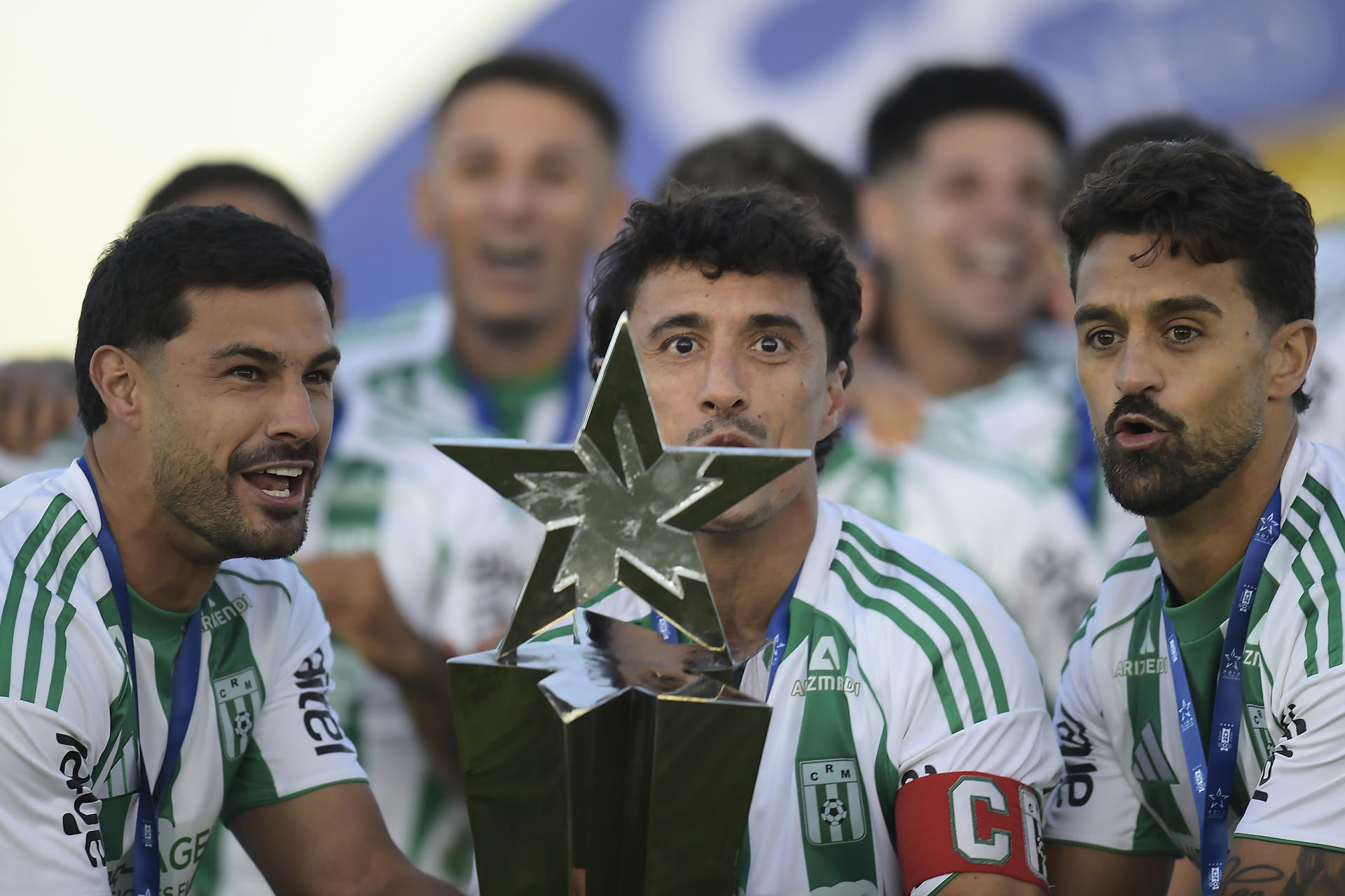 Jugadores de Racing celebraron este domingo ante sus hinchas la conquista anticipada del Torneo de Apertura uruguayo en el estadio Parque Osvaldo Roberto de Montevideo. EFE/ STR