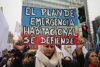 Una persona sostiene un cartel en una manifestación durante la conmemoración del Día Internacional del Trabajo este viernes, en Santiago (Chile). EFE/ Javier Martín
