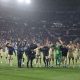 Los jugadores del Barcelona celebran la victoria, al término del partido de LaLiga de fútbol que CA Osasuna y FC Barcelona disputaron en el estadio de El Sadar, en Pamplona. EFE/Villar López