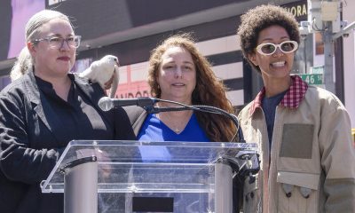 La artista cubana Tania Bruguera (c) posa durante su performance, "El susurro de Tatlin #6", en el que invita a cualquiera a subir a un estrado, tomar un micrófono y hablar libre de censura durante un minuto en la plaza de Times Square este viernes, en Nueva York (EE. UU.). EFE/ Ángel Colmenares