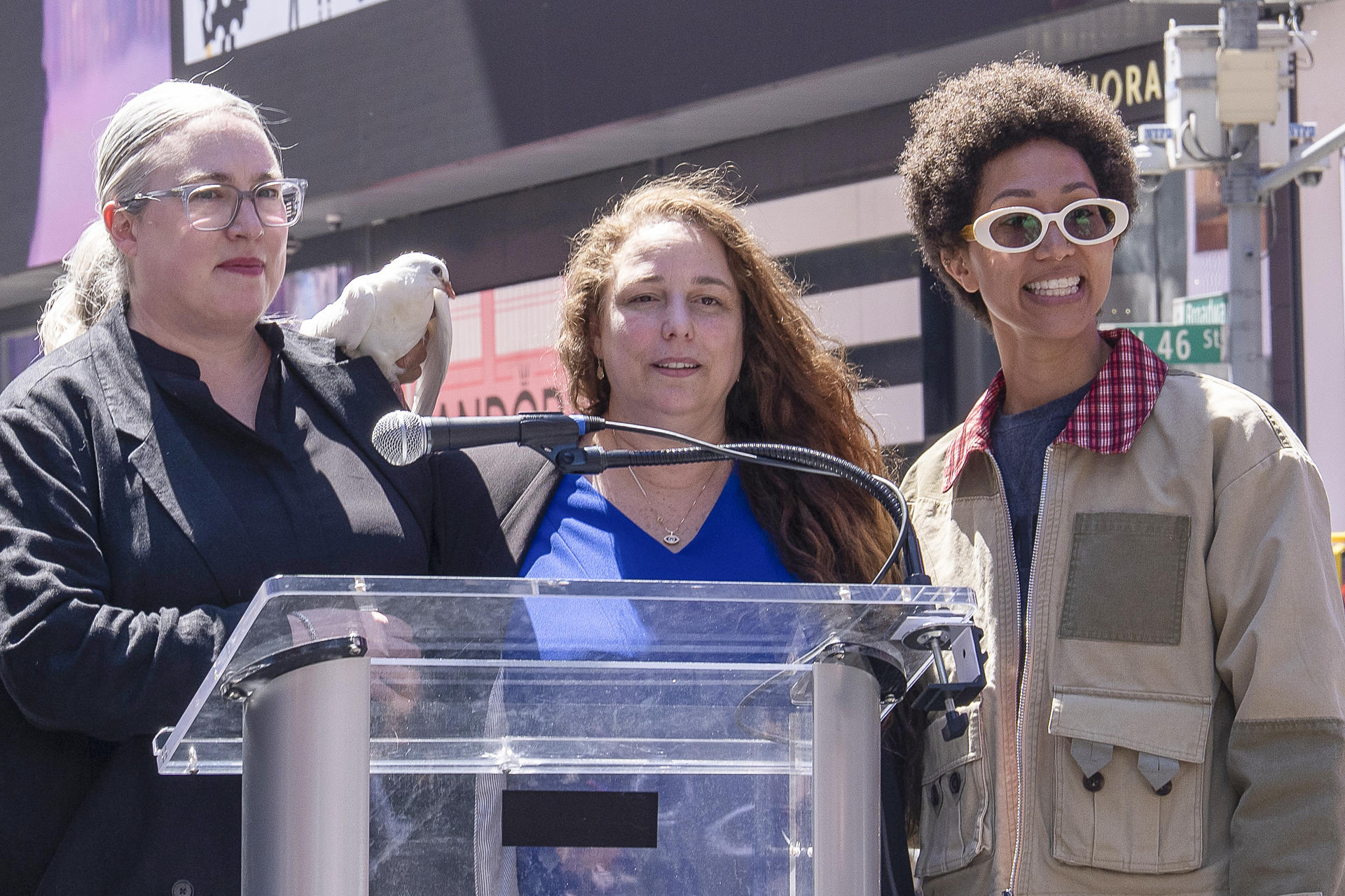 La artista cubana Tania Bruguera (c) posa durante su performance, "El susurro de Tatlin #6", en el que invita a cualquiera a subir a un estrado, tomar un micrófono y hablar libre de censura durante un minuto en la plaza de Times Square este viernes, en Nueva York (EE. UU.). EFE/ Ángel Colmenares