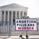 Fotografía de archivo de una activista antiaborto, con una pancarta que dice "las píldoras abortivas son asesinato", frente a la Corte Suprema de Estados Unidos, en Washington, DC (EE.UU.) EFE/Jim Lo Scalzo