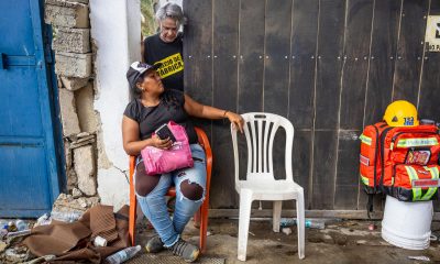 Gusbimar González, espera información de su esposo Hernan Gil, que sigue atrapado en los escombros de un edificio en Catia La mar, este martes en La Guaira (Venezuela). EFE/ Miguel Gutiérrez