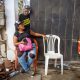 Gusbimar González, espera información de su esposo Hernan Gil, que sigue atrapado en los escombros de un edificio en Catia La mar, este martes en La Guaira (Venezuela). EFE/ Miguel Gutiérrez