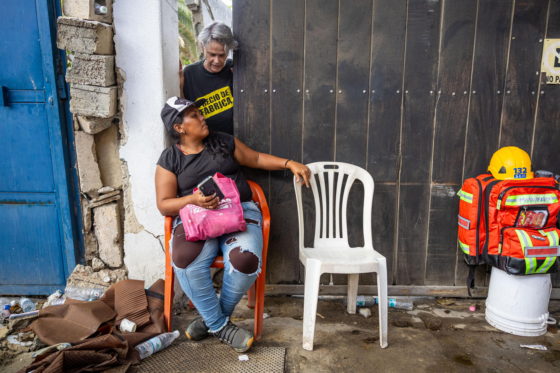 Gusbimar González, espera información de su esposo Hernan Gil, que sigue atrapado en los escombros de un edificio en Catia La mar, este martes en La Guaira (Venezuela). EFE/ Miguel Gutiérrez