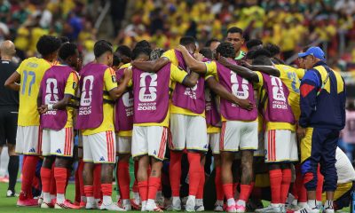 Jugadores de Colombia escuchan indicaciones en la pausa de hidratación durante un partido del grupo K del Mundial de la FIFA 2026 entre Colombia y RD Congo en el estadio Akron en Guadalajara (México). EFE/ Alex Cruz