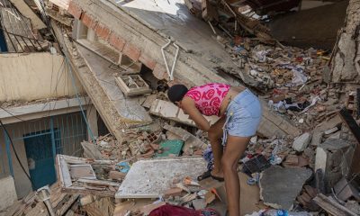 Una mujer busca entre los escombros de las edificaciones destruidas por los terremotos, este domingo, en Catia La Mar (Venezuela). EFE/ Henry Chirinos