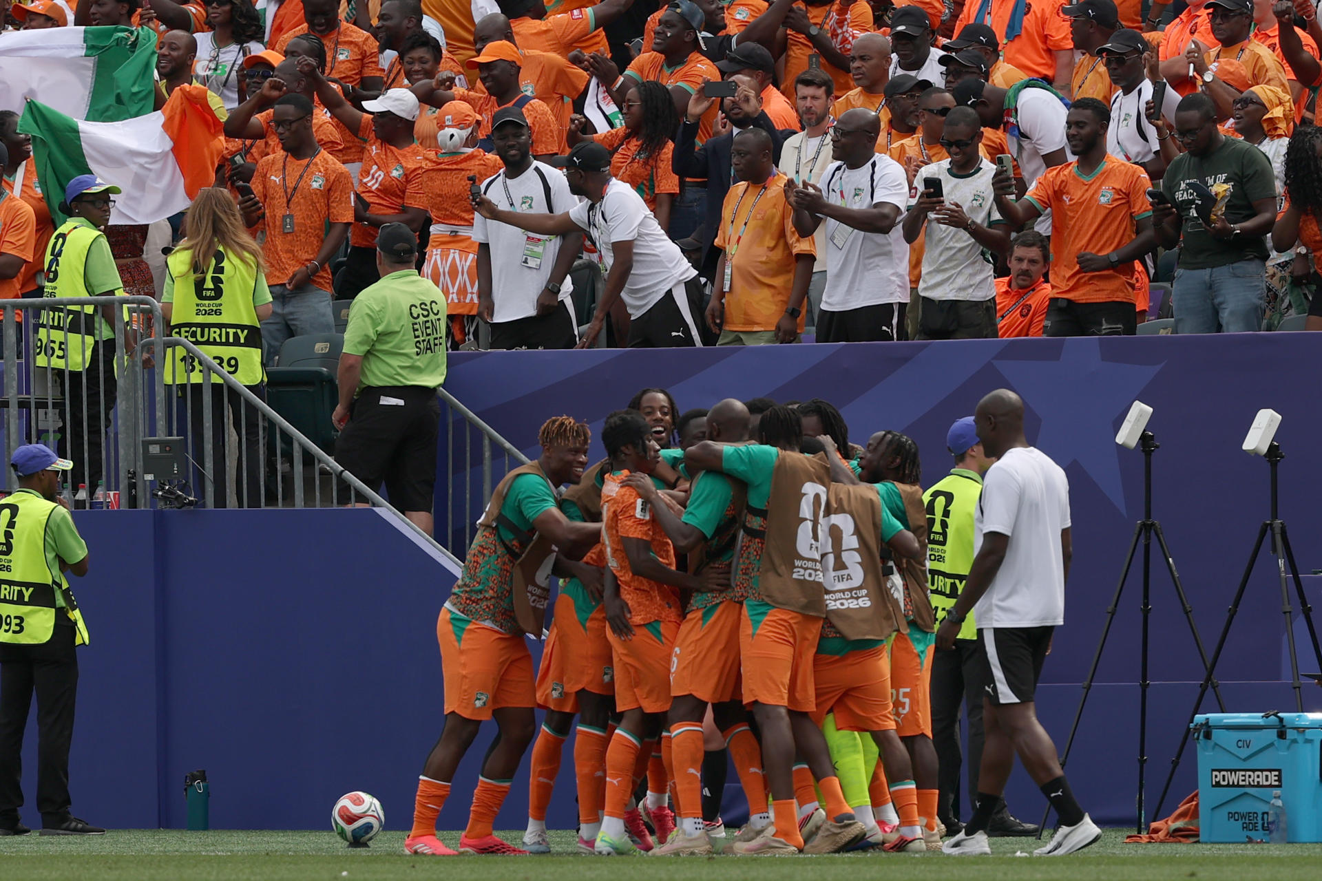 Jugadores de Costa de Marfil celebran un gol en un partido del grupo E del Mundial de la FIFA. EFE/ David Toro