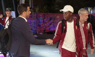 El jefe de los Servicios Médicos de la Real Federación Española de Fútbol, Claudio Vázquez Colomo (i), conversa con jugadores a su llegada al hotel de Chattanooga, tras el partido en Gadalajara (México) contra Uruguay. EFE/ Lavandeira Jr