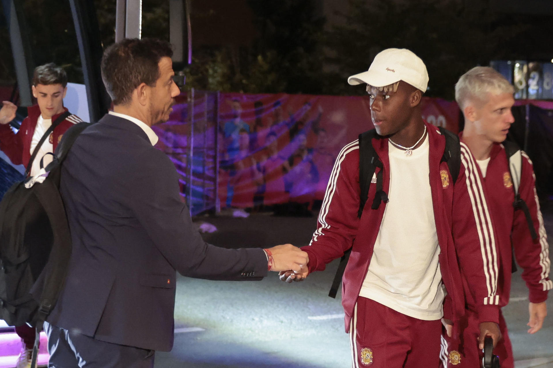 El jefe de los Servicios Médicos de la Real Federación Española de Fútbol, Claudio Vázquez Colomo (i), conversa con jugadores a su llegada al hotel de Chattanooga, tras el partido en Gadalajara (México) contra Uruguay. EFE/ Lavandeira Jr