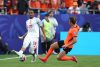 Yan Valery (i), de Túnez, disputa un balón con Frenkie De Jong, de Países Bajos, este jueves en un partido del Grupo F del Mundial de la FIFA 2026 en el estadio Arrowhead, en Kansas (Estados Unidos). EFE/ Juan Ignacio Roncoroni
