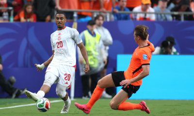 Yan Valery (i), de Túnez, disputa un balón con Frenkie De Jong, de Países Bajos, este jueves en un partido del Grupo F del Mundial de la FIFA 2026 en el estadio Arrowhead, en Kansas (Estados Unidos). EFE/ Juan Ignacio Roncoroni