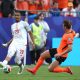 Yan Valery (i), de Túnez, disputa un balón con Frenkie De Jong, de Países Bajos, este jueves en un partido del Grupo F del Mundial de la FIFA 2026 en el estadio Arrowhead, en Kansas (Estados Unidos). EFE/ Juan Ignacio Roncoroni