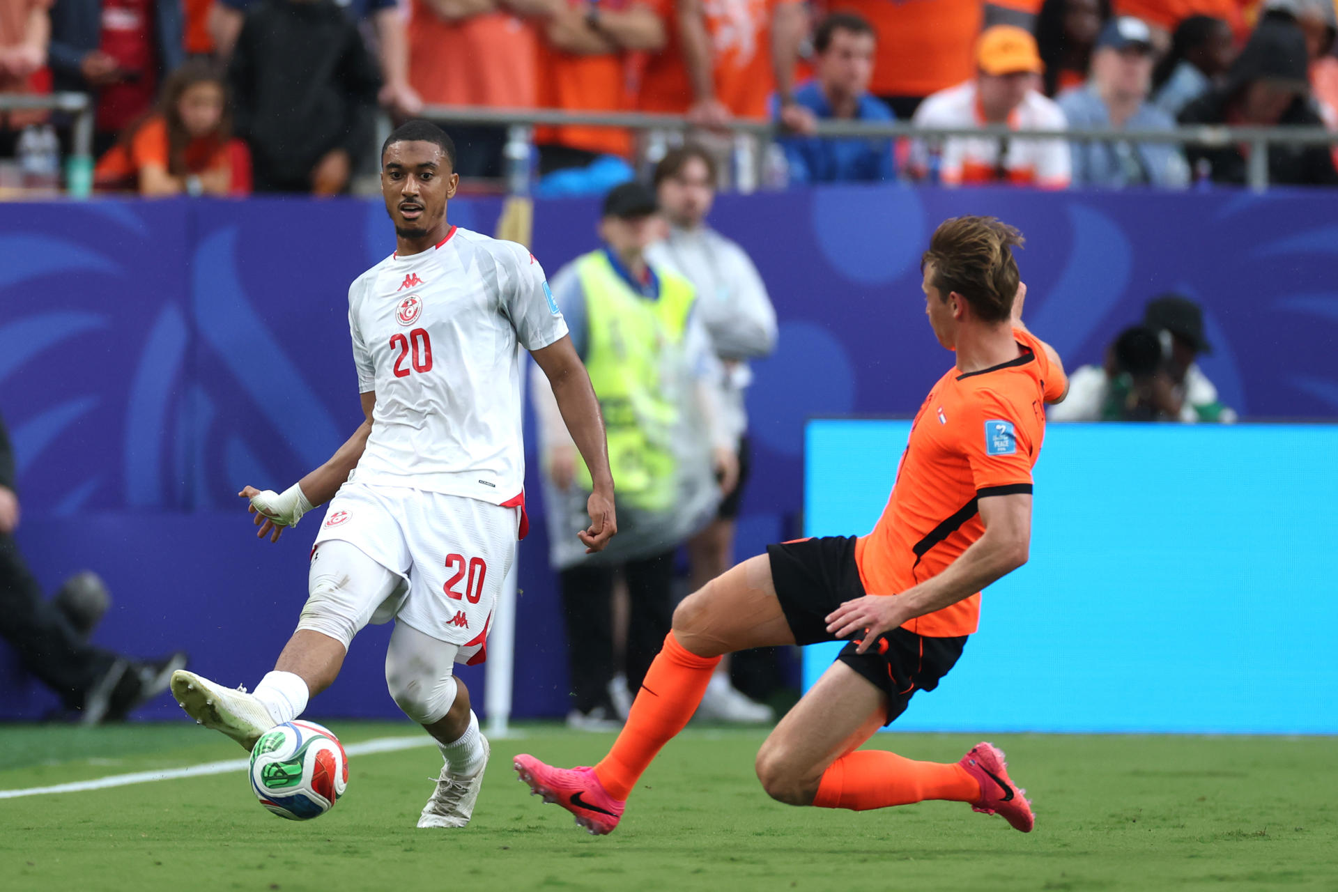 Yan Valery (i), de Túnez, disputa un balón con Frenkie De Jong, de Países Bajos, este jueves en un partido del Grupo F del Mundial de la FIFA 2026 en el estadio Arrowhead, en Kansas (Estados Unidos). EFE/ Juan Ignacio Roncoroni