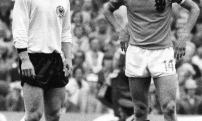El delantero holandés Johan Cruyff (d) y el defensa alemán Bertie Vogts (i), durante la final del Mundial de 1974 que enfrentó a las selecciones de Alemania Federal y Holanda en el Estadio Olympia de Múnich. keystone/archivo/EFE