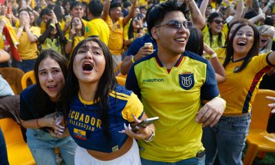 Aficionadas ecuatorianas celebran en Quito la victoria (2-1) de la Tri ante Alemania este jueves en un partido del Grupo E del Mundial 2026. EFE/ José Jácome
