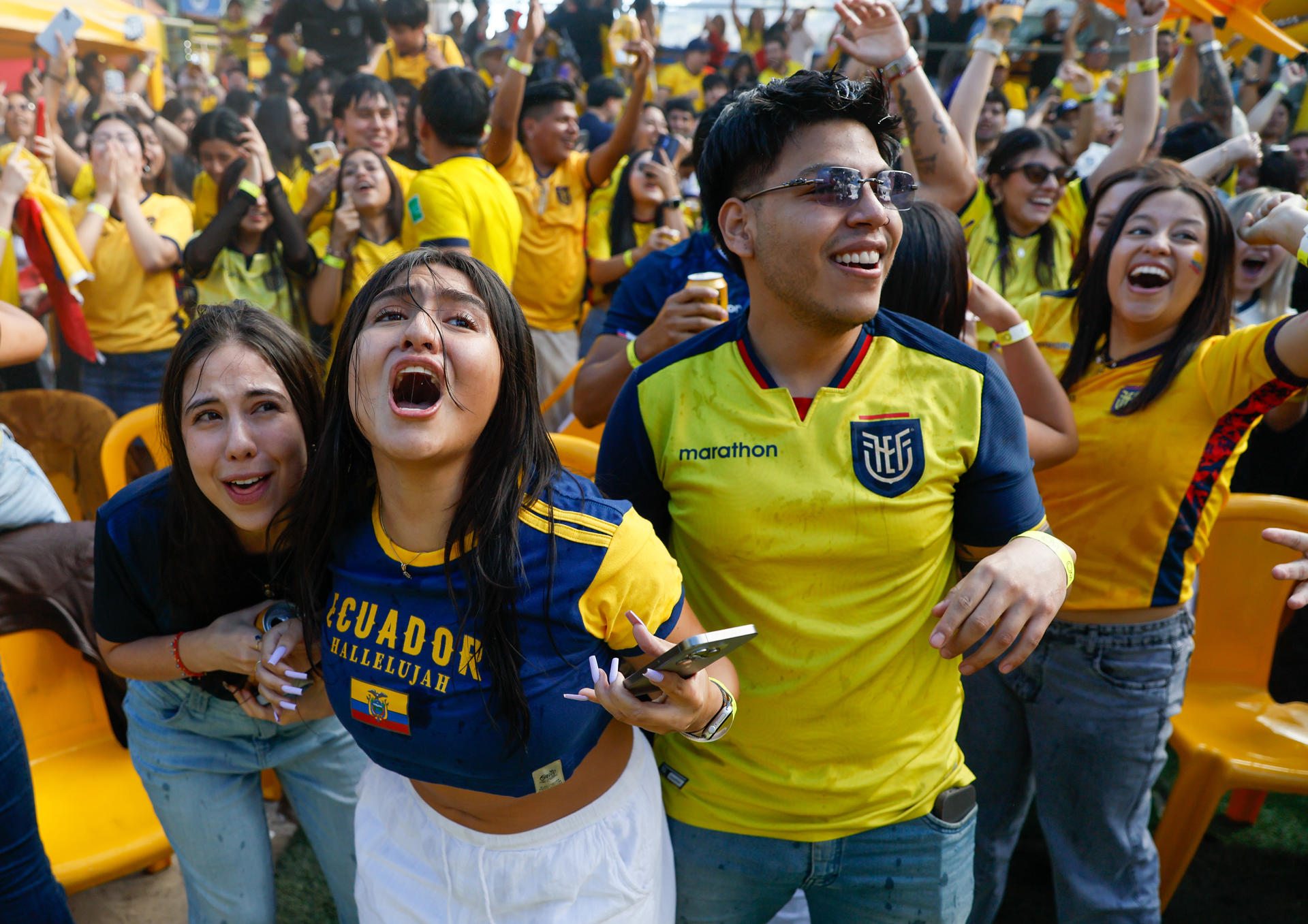 Aficionadas ecuatorianas celebran en Quito la victoria (2-1) de la Tri ante Alemania este jueves en un partido del Grupo E del Mundial 2026. EFE/ José Jácome