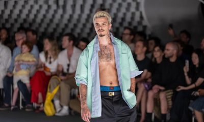 El modelo británico Romeo Beckham desfila con una de las creaciones del diseñador estadounidense Willy Chavarria en París. EFE/EPA/CHRISTOPHE PETIT TESSON