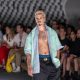 El modelo británico Romeo Beckham desfila con una de las creaciones del diseñador estadounidense Willy Chavarria en París. EFE/EPA/CHRISTOPHE PETIT TESSON