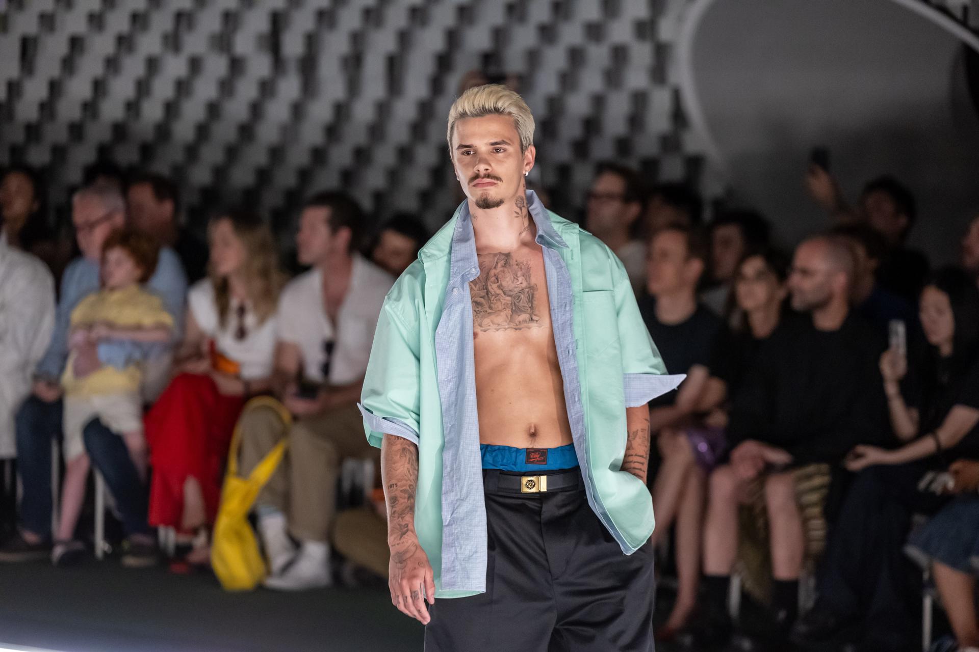 El modelo británico Romeo Beckham desfila con una de las creaciones del diseñador estadounidense Willy Chavarria en París. EFE/EPA/CHRISTOPHE PETIT TESSON