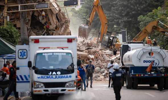 Rescatistas trabajan en una zona afectada por un terremoto, este jueves en Caracas (Venezuela). El Gobierno de Venezuela elevó a 235 los muertos y a 4.300 los heridos por los terremotos de magnitud 7,2 y 7,5 de la víspera, cuya devastación golpeó especialmente al estado La Guaira. EFE/ Ronald Peña R