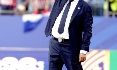 El seleccionador de Paraguay, Gustavo Alfaro, saluda a los aficionados tras la clasificación de su equipo al vencer por penaltis a Alemania en el Mundial 2026. EFE/EPA/GREG COOPER