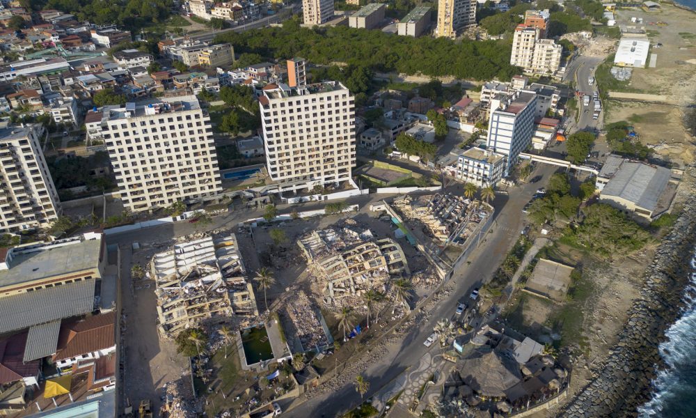 Fotografía aérea de una zona afectada por los terremotos de magnitud 7,2 y 7,5, este lunes en Macuto estado La Guaira (Venezuela). EFE/ Mauricio Torres