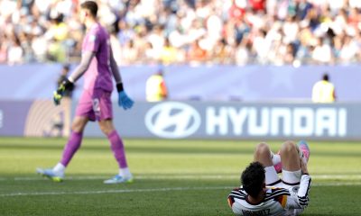 Kai Havertz, de Alemania, yace bocarriba en el césped del estadio Foxborough, en Boston, mientras el héroe de Paraguay en los penales, el portero Orlando Gill, camina orondo. EFE/EPA/SHAWN THEW