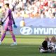 Kai Havertz, de Alemania, yace bocarriba en el césped del estadio Foxborough, en Boston, mientras el héroe de Paraguay en los penales, el portero Orlando Gill, camina orondo. EFE/EPA/SHAWN THEW