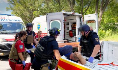 Al menos cinco personas han muerto por el impacto de un misil lanzado por las fuerzas rusas este lunes contra la ciudad ucraniana de Dnipró, según informó el gobernador de la región de Dnipropetrovsk, Oleksandr Ganzha, y otras tres en un ataque contra un minibús en la ciudad de Zaporiyia (sureste). En el ataque contra Dnipró resultaron heridas otras 28 personas, de las que cuatro están en estado grave. También durante la mañana de este lunes, tres personas murieron y otras siete resultaron heridas en un ataque del Ejército ruso contra un minibús en la ciudad de Zaporiyia, informó el gobernador de la región homónima, Iván Fedórov. EFE/  Servicios de Emergencias Ucranianos - SOLO USO EDITORIAL/SOLO DISPONIBLE PARA ILUSTRAR LA NOTICIA QUE ACOMPAÑA (CRÉDITO OBLIGATORIO) -